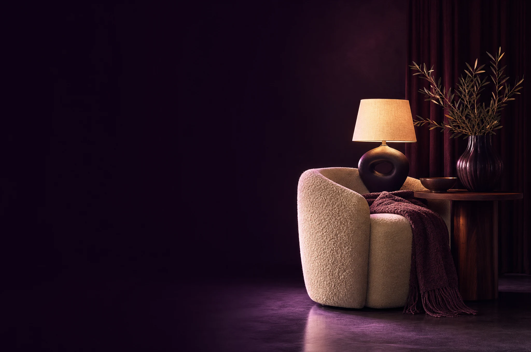 Poltrona e luminária em ambiente aconchegante